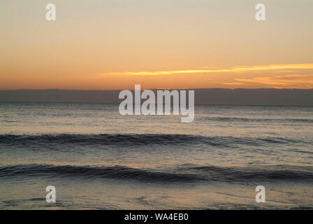 GOLDRUSH : un magnifique lever de soleil d'octobre au large de l'Atlantique sur la plage de Virginie. Banque D'Images