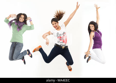 Les jeunes femmes sautant dans l'air Banque D'Images