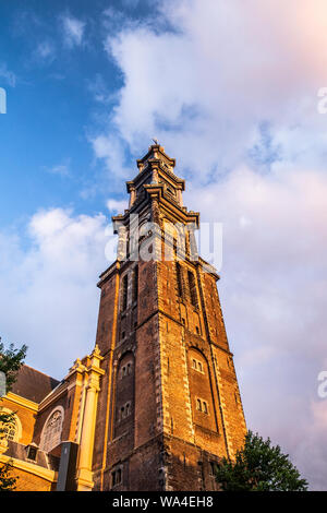 Voir les détails de l'église Westerkerk historique à Amsterdam au coucher du soleil Banque D'Images