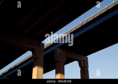 HEURE DE POINTE : perspective à tous les angles et sous-niveaux d'un réseau routier élevé Banque D'Images