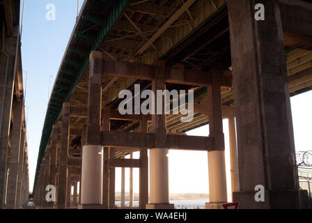 HEURE DE POINTE : perspective à tous les angles et sous-niveaux d'un réseau routier élevé Banque D'Images