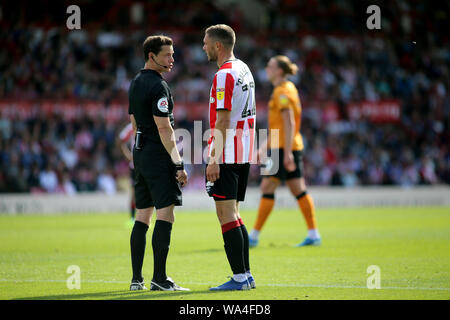 Londres, Royaume-Uni. Août 17, 2019. Julian Jeanvier de Brentford parle à l'arbitre Darren l'Angleterre au cours de l'EFL Skybet match de championnat, Brentford v Hull City à Griffin Park le samedi 17 août 2019 . Cette image ne peut être utilisé qu'à des fins rédactionnelles. Usage éditorial uniquement, licence requise pour un usage commercial. Aucune utilisation de pari, de jeux ou d'un seul club/ligue/dvd publications. Photos par Tom Smeeth/Andrew Orchard la photographie de sport/Alamy live news Crédit : Andrew Orchard la photographie de sport/Alamy Live News Banque D'Images