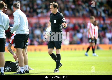 Londres, Royaume-Uni. Août 17, 2019. Arbitre Darren l'Angleterre durant l'EFL Skybet match de championnat, Brentford v Hull City à Griffin Park le samedi 17 août 2019 . Cette image ne peut être utilisé qu'à des fins rédactionnelles. Usage éditorial uniquement, licence requise pour un usage commercial. Aucune utilisation de pari, de jeux ou d'un seul club/ligue/dvd publications. Photos par Tom Smeeth/Andrew Orchard la photographie de sport/Alamy live news Crédit : Andrew Orchard la photographie de sport/Alamy Live News Banque D'Images