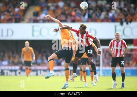 Londres, Royaume-Uni. Août 17, 2019. Eric Lichaj de Hull City et Julian Jeanvier de Brentford entrent en collision au cours de l'EFL Skybet match de championnat, Brentford v Hull City à Griffin Park le samedi 17 août 2019 . Cette image ne peut être utilisé qu'à des fins rédactionnelles. Usage éditorial uniquement, licence requise pour un usage commercial. Aucune utilisation de pari, de jeux ou d'un seul club/ligue/dvd publications. Photos par Tom Smeeth/Andrew Orchard la photographie de sport/Alamy live news Crédit : Andrew Orchard la photographie de sport/Alamy Live News Banque D'Images