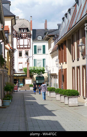 Bad Homburg, Allemagne - 09 juin 2019 : une ruelle étroite avec de vieilles maisons historiques donnant sur la place Waisenhaus sur Juin 09, 2019 à Bad Homburg. Banque D'Images