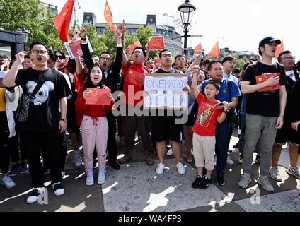 Rassemblement de solidarité de Hong Kong contre la protestation, Trafalgar Square, Londres. UK Banque D'Images