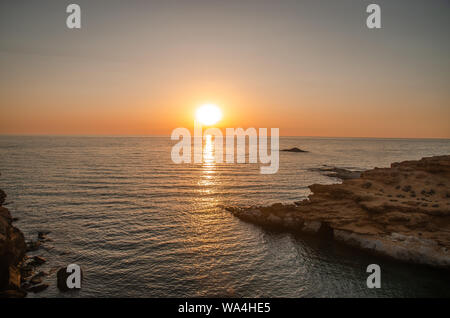 Le coucher du soleil sous le beau ciel bleu sur la plage Banque D'Images