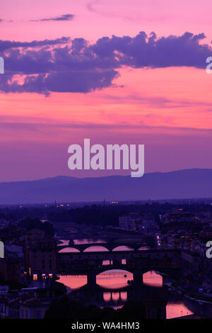 Un coucher de soleil sur la rivière Arno et le Ponte Vecchio à Florence Banque D'Images
