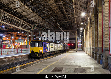 Northern rail arriva class 150 sprinter train  + class 142 pacer à Preston gare sur une nuit sombre Banque D'Images
