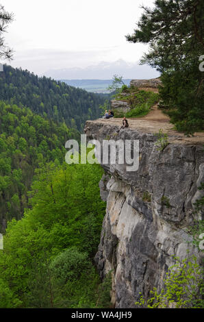 Le parc national du Paradis slovaque, Slovaquie - 10 mai, 2013 personnes dans ce point de vue Tomasovsky View dans le parc national du Paradis slovaque. Banque D'Images