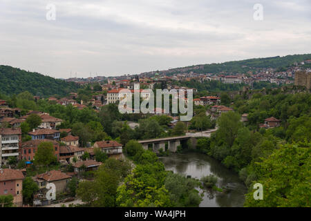 Vue panoramique sur la vieille ville de Veliko Tarnovo et pont sur la rivière Yantra. Bulgarie Banque D'Images