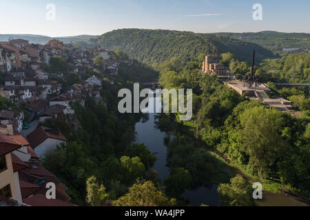 Monument à l'Asen dynastie, rivière Yantra et vieille ville de Veliko Tarnovo, Bulgarie Banque D'Images