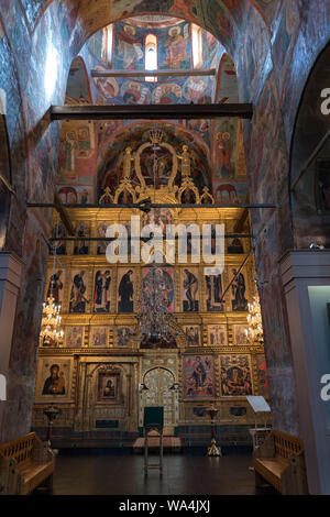 Kirilov, Russie - le 27 juillet 2019 : le monastère de Kirillo-Belozersky. Des fresques sur les murs et les icônes de l'autel de la cathédrale de l'Assomption Banque D'Images
