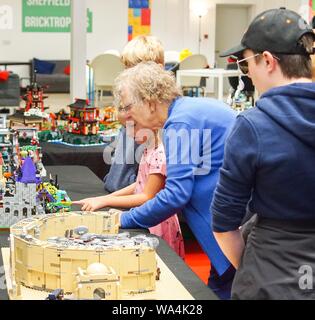 Sheffield, Royaume-Uni. 17Th Aug 2019. Une femme et un enfant point LEGO briques qu'ils assistent à la construction interactive de Barker à la zone extérieure à Sheffield, en Angleterre, le 17 août 2019. Des centaines de fans LEGO Visitez le Bricktropolis Sheffield Fringe afficher "TOURNANT" du 17 au 30 août à travers le centre-ville. Credit : Ioannis Alexopoulos/Alamy Live News Banque D'Images