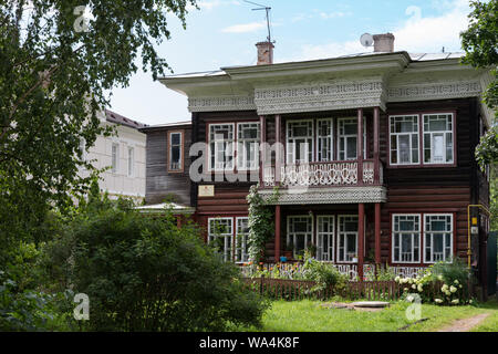 Vologda Region, Russie - le 28 juillet 2019 : Vorobyov maison en bois avec des fenêtres sculptées et balcon. Banque D'Images