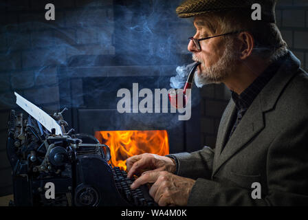 Détective Senior est assis à fumer à old typewriter Banque D'Images