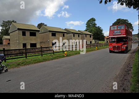 Warminster, Wiltshire, Royaume-Uni. 17 août 2019. Les passagers du bus à toit ouvert sur un voyage sur Salisbury Plain col Ministère de la défense d'agression urbaine maisons de formation. Plus de 30 bus, surtout Routemasters classique, rassembler à Warminster pour exécuter un service de bus pour le village de 'perdu' Imber dans la plaine de Salisbury. Le village a été réquisitionné pour la DEUXIÈME GUERRE MONDIALE, aux fins de formation en 1943 et est resté une partie de la formation MOD depuis, à l'exception d'une journée portes ouvertes par an. G.P.Essex/Alamy Live News Banque D'Images