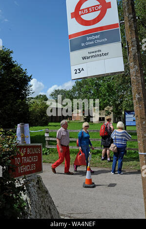 Warminster, Wiltshire, Royaume-Uni. 17 août 2019. Les personnes qui visitent l'église Imber col Ministère de la défense d'agression urbaine maisons de formation. Plus de 30 bus, surtout Routemasters classique, rassembler à Warminster pour exécuter un service de bus pour le village de 'perdu' Imber dans la plaine de Salisbury. Le village a été réquisitionné pour la DEUXIÈME GUERRE MONDIALE, aux fins de formation en 1943 et est resté une partie de la formation MOD depuis, à l'exception d'une journée portes ouvertes par an. G.P.Essex/Alamy Live News Banque D'Images