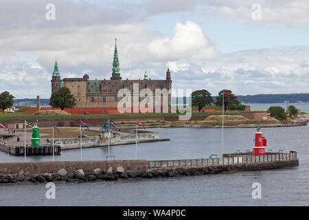 Château de Kronborg sur le point de Kronborg au Sound Øresund, entrée à Elsinore, Helsingør, port. Suède en distance. Un matin d'été. Banque D'Images