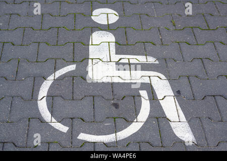 Marquage de stationnement réservés pour les personnes en fauteuil roulant et d'autres personnes à mobilité réduite Banque D'Images