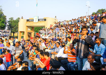 Août 15,2018, Wagha Border, Amritsar, Inde. Foule indienne clameurs et de célébrer la journée de l'indépendance indienne réalisée par Border Security Force Banque D'Images