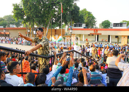 Août 15,2018, Wagha Border, Amritsar, Inde. Foule indienne clameurs et de célébrer la journée de l'indépendance indienne réalisée par Border Security Force Banque D'Images