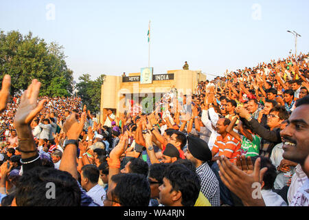 Août 15,2018, Wagha Border, Amritsar, Inde. Foule indienne clameurs et de célébrer la journée de l'indépendance indienne réalisée par Border Security Force Banque D'Images