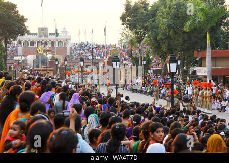 Août 15,2018, Wagha Border, Amritsar, Inde. Foule indienne clameurs et de célébrer la journée de l'indépendance indienne réalisée par Border Security Force Banque D'Images