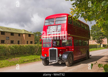 Imber, Wiltshire, Royaume-Uni. 17Th Aug 2019. Transportés à d'autrefois ! Des milliers de visiteurs à profiter de l'occasion de découvrir le village de Imber perdu dans la plaine de Salisbury sur une journée portes ouvertes, Imberbus événement qui exploite plus de 25 anciens et nouveaux Routemaster bus pour emmener les visiteurs à Imber et autres lieux sur la plaine. La population civile de Imber village a été expulsé en 1943 pendant la seconde guerre mondiale et reste un village inhabité, utilisé par l'armée britannique comme terrain d'entraînement. Red double-decker bus pour Routemaser Imber. Credit : Carolyn Jenkins/Alamy Live News Banque D'Images