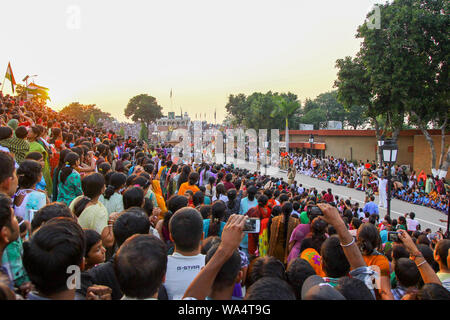 Août 15,2018, Wagha Border, Amritsar, Inde. Foule indienne clameurs et de célébrer la journée de l'indépendance indienne réalisée par Border Security Force Banque D'Images