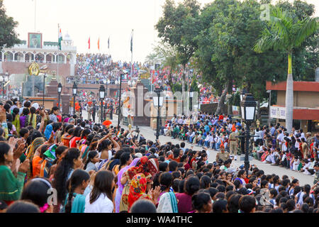 Août 15,2018, Wagha Border, Amritsar, Inde. Foule indienne clameurs et de célébrer la journée de l'indépendance indienne réalisée par Border Security Force Banque D'Images