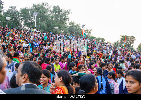 Août 15,2018, Wagha Border, Amritsar, Inde. Foule indienne clameurs et de célébrer la journée de l'indépendance indienne réalisée par Border Security Force Banque D'Images