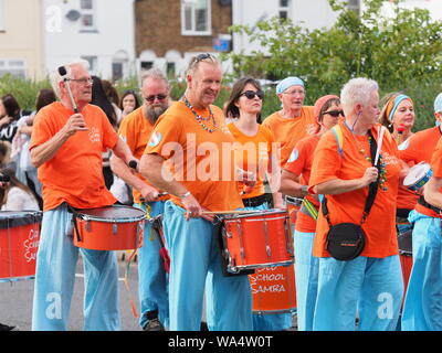 Sheerness, Kent, UK. 17 août, 2019. Des milliers de personnes dans les rues bordées de Sheerness dans le Kent pour regarder le carnaval d'été annuel cet après-midi. Credit : James Bell/Alamy Live News Banque D'Images