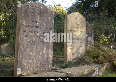 Pierres tombales de Cassandra Elizabeth Austen (sœur aînée de Jane Austen) & Cassandra Austen Leigh (la mère de Jane Austen à Chawton St Nicolas) Banque D'Images