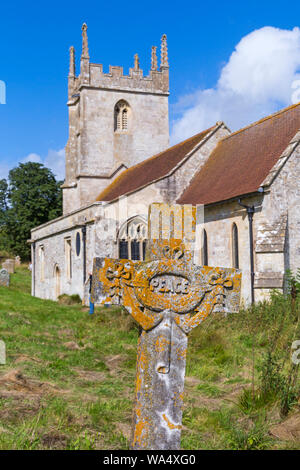 Imber, Wiltshire, Royaume-Uni. 17Th Aug 2019. Transportés à d'autrefois ! Des milliers de visiteurs à profiter de l'occasion de découvrir le village perdu de Imber et explorer Imber église sur la plaine de Salisbury sur une journée portes ouvertes, Imberbus événement. La population civile de Imber village a été expulsé en 1943 pendant la seconde guerre mondiale et reste un village inhabité, utilisé par l'armée britannique comme terrain d'entraînement. St Giles Church à Imber. Credit : Carolyn Jenkins/Alamy Live News Banque D'Images