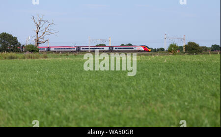 Classe 390 Virgin Trains pendolino sur la ligne principale de la côte ouest dans le Cheshire. Banque D'Images