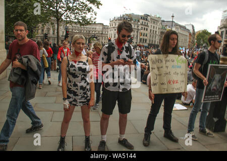 Londres, Royaume-Uni - 17 août 2019 : Des milliers de manifestants pour les droits des animaux s'ot la rue de Londres dans un mars de Park Lane à Whitehall, conduisant à la fermeture des routes autour de Traflagar Square le 17 août 2017. Mars fondée par l'organisation de défense des droits des animaux au Royaume-Uni a commencé les surtensions à Londres en 2016 avec 2 500 participants en 2018 et avait rassemblé une présence mondiale de 28 000 végétaliens marchant dans 25 villes à travers le monde, exigeant la fin de toute oppression des animaux. Crédit : David Mbiyu/Alamy Live News Banque D'Images