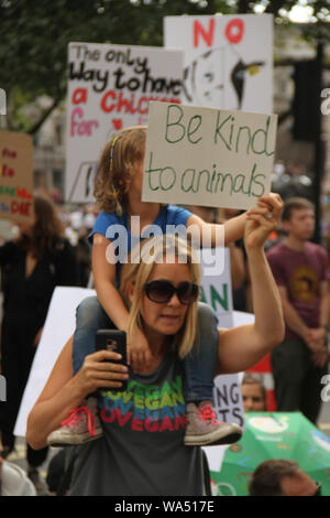 Londres, Royaume-Uni - 17 août 2019 : Des milliers de manifestants pour les droits des animaux s'ot la rue de Londres dans un mars de Park Lane à Whitehall, conduisant à la fermeture des routes autour de Traflagar Square le 17 août 2017. Mars fondée par l'organisation de défense des droits des animaux au Royaume-Uni a commencé les surtensions à Londres en 2016 avec 2 500 participants en 2018 et avait rassemblé une présence mondiale de 28 000 végétaliens marchant dans 25 villes à travers le monde, exigeant la fin de toute oppression des animaux. Crédit : David Mbiyu/Alamy Live News Banque D'Images