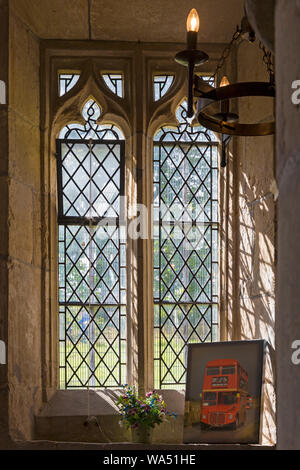 Imber, Wiltshire, Royaume-Uni. 17Th Aug 2019. Transportés à d'autrefois ! Des milliers de visiteurs à profiter de l'occasion de découvrir le village perdu de Imber et explorer Imber église sur la plaine de Salisbury sur une journée portes ouvertes, Imberbus événement. La population civile de Imber village a été expulsé en 1943 pendant la seconde guerre mondiale et reste un village inhabité, utilisé par l'armée britannique comme terrain d'entraînement. À l'intérieur de l'église St Giles à Imber. Credit : Carolyn Jenkins/Alamy Live News Banque D'Images