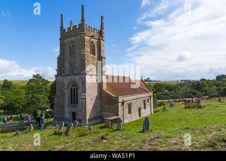 Imber, Wiltshire, Royaume-Uni. 17Th Aug 2019. Transportés à d'autrefois ! Des milliers de visiteurs à profiter de l'occasion de découvrir le village perdu de Imber et explorer Imber église sur la plaine de Salisbury sur une journée portes ouvertes, Imberbus événement. La population civile de Imber village a été expulsé en 1943 pendant la seconde guerre mondiale et reste un village inhabité, utilisé par l'armée britannique comme terrain d'entraînement. St Giles Church à Imber. Credit : Carolyn Jenkins/Alamy Live News Banque D'Images