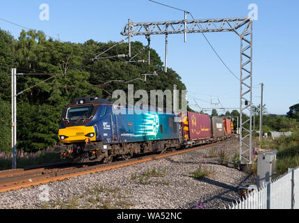 Classe 88 Services ferroviaire direct sur la côte ouest de la locomotive avec une ligne principale du train de conteneurs intermodaux transportant des conteneurs pour JG Russell Banque D'Images