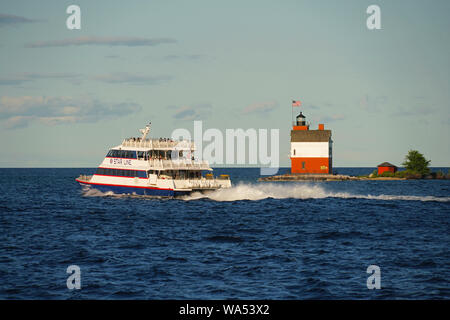 L'île Mackinac ferry de Star Line passant Round Island Lighthouse dans détroit de Mackinac de Mackinaw City, Michigan. Banque D'Images