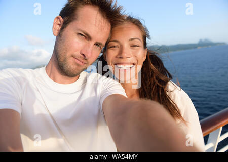 Maison de vacances en couple selfies self-portrait photo d'eux-mêmes. Amis multiraciale heureux de s'amuser ensemble sur des vacances de croisière à destination des Caraïbes en prenant des photos comme souvenirs d'été du smartphone. Banque D'Images