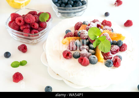 Un gâteau aux fruits aux fruits rouges et pêche Banque D'Images