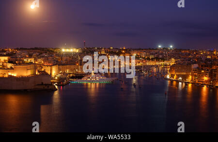 Fort St Angelo médiéval restauré sur une péninsule avec vue panoramique Grand Harbour avec yacht de luxe, La Valette, Malte Banque D'Images