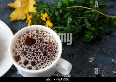 Le thé. Le thé vert. Tisane. Feuille de menthe. Plateau avec saveur de pomme. Du thé dans une tasse en verre avec apple les fleurs et les feuilles de thé séchées tranches de lime. herbes plateau et m Banque D'Images