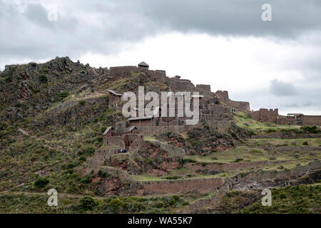 Paysage de la vallée sacrée avec les anciennes ruines Incas de Pisac. Parc archéologique avec terrasses verdoyantes, près de Cusco, Pérou Banque D'Images