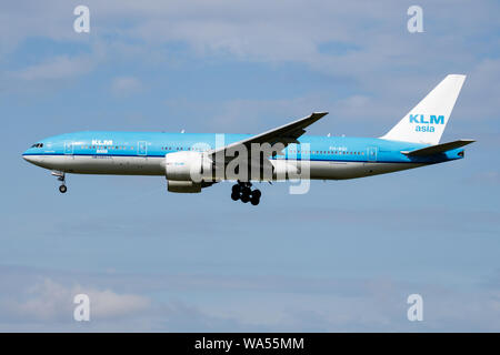 AMSTERDAM / Pays-Bas - 3 juillet 2017 : Asie KLM Boeing 777-200 PH-BQI avion de passagers arrivent et l'atterrissage à l'aéroport Schipol d'Amsterdam Banque D'Images