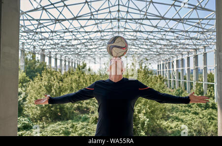 Joueur de football avec le ballon à l'immeuble Banque D'Images