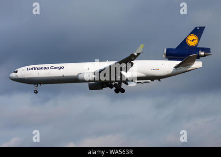 Francfort / ALLEMAGNE - le 17 août 2014 : Lufthansa Cargo MD-11 D-ALCA de cargo à l'atterrissage à l'aéroport de Francfort Banque D'Images